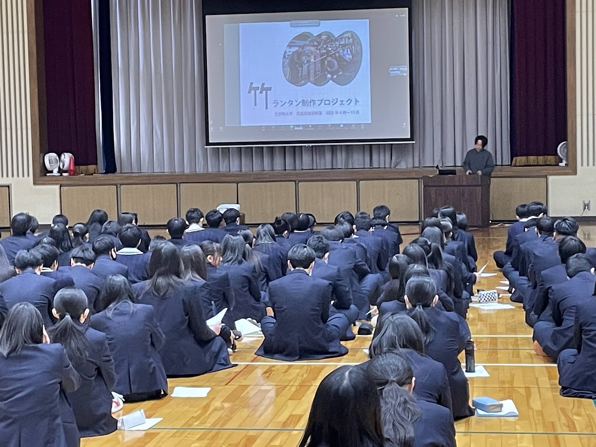 写真①サミット会場・稲取高校体育館"/