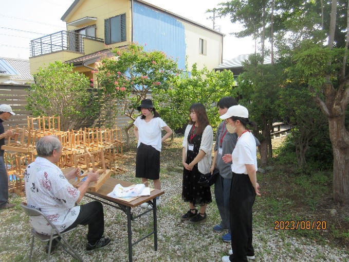 行灯制作の説明を聞く