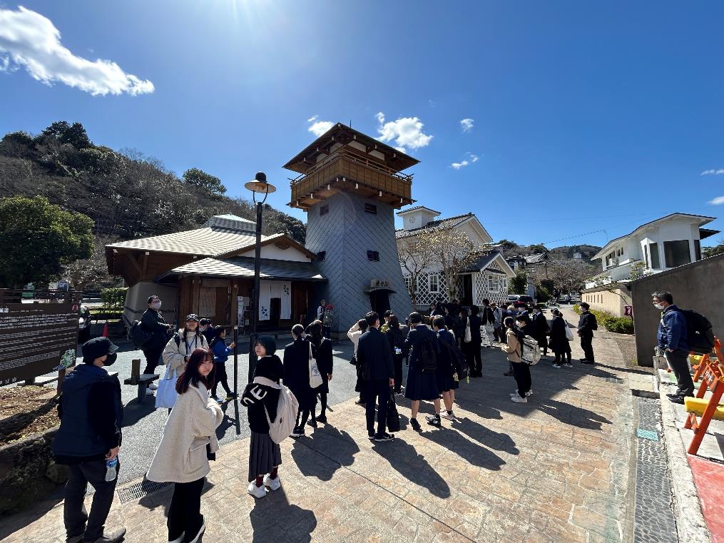 修善寺の筥湯と仰空楼を案内する森さん