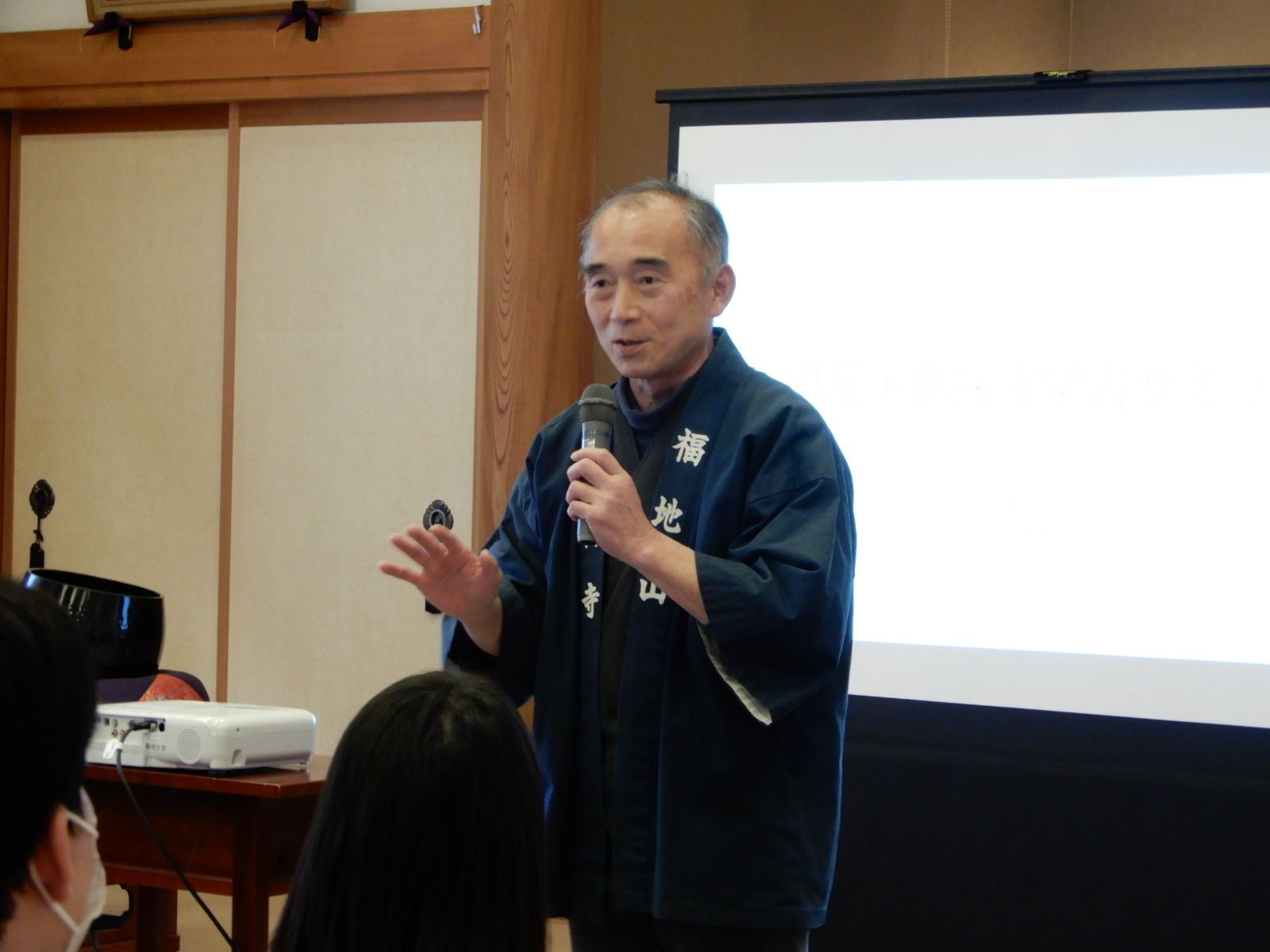 開会式で挨拶される原京さん（一石庵・修禅寺護持会長）