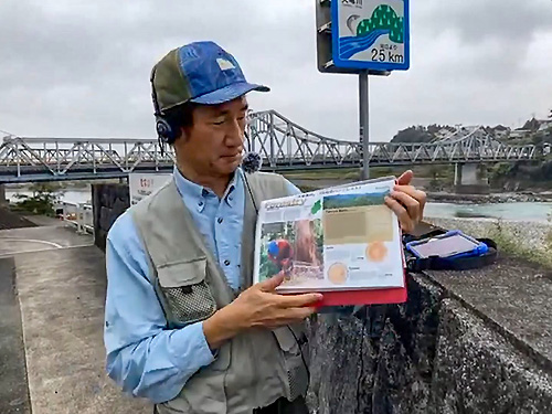 鹿島橋で現地案内人を務める小山教授