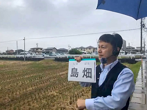 安間川付近で現地案内人を務める長野教諭