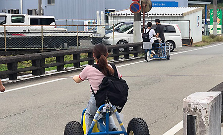 工場の敷地内には、試乗用の自転車が何台か置いてあり、学生たちも試乗させてもらいました。