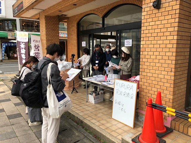 修善寺駅前にあるフリースペースでのKURURAのイベントの様子。