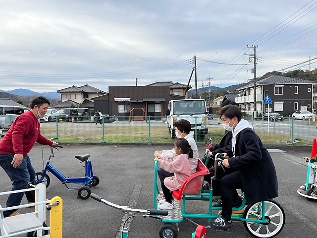 施設の駐車場スペースには７種類ほどのおもしろ自転車が用意された。子どもや施設の人達を交流を楽しむ学生たち。