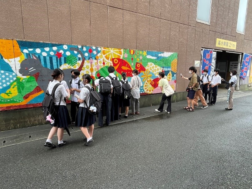 高校生との街歩き・ライブペイント見学