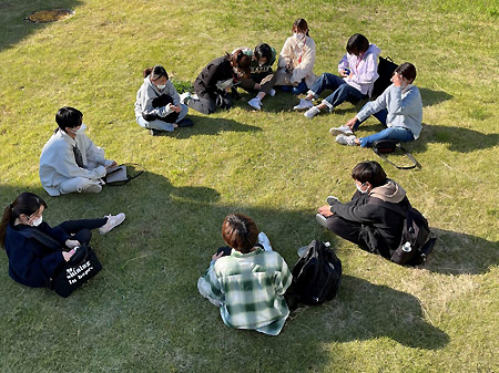 写真④新一年生を交えた青空ミーティング