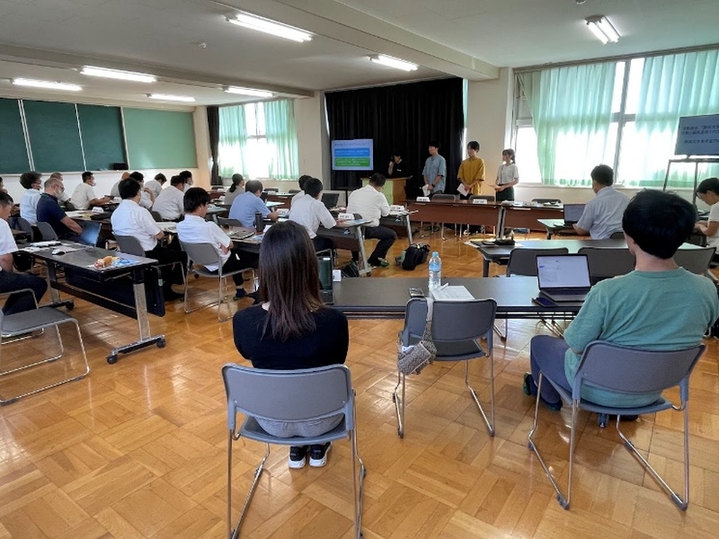 写真③稲取高校で開催された高校探求学習研究協議会にて発表