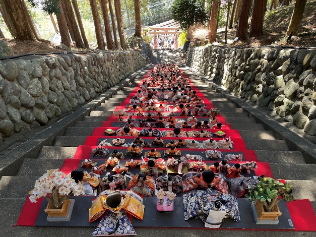 写真①素戔嗚神社の雛の吊るし飾り