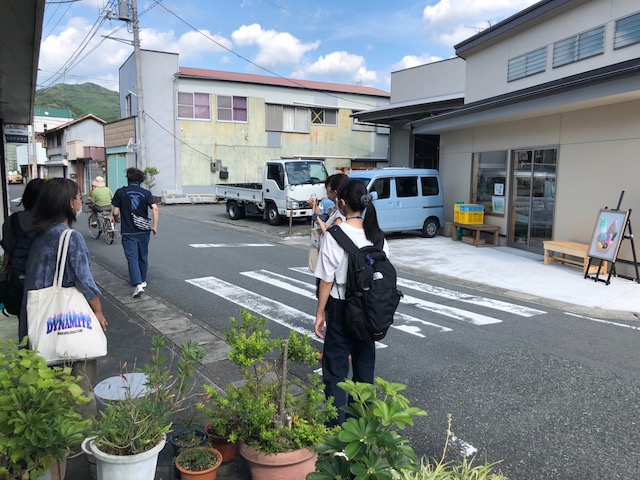 松崎高校生による漆喰鏝絵の看板を視察