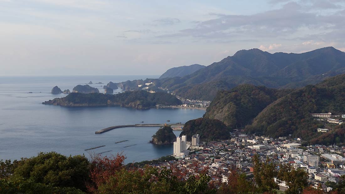 牛原山町民の森からの松崎町内の様子