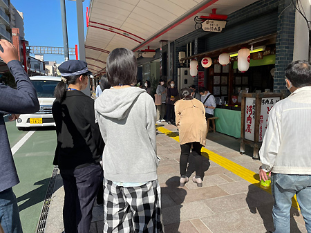 商店街の町歩きの様子