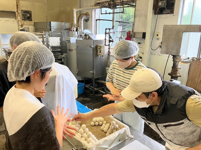 写真④地元お菓子屋さんでの体験